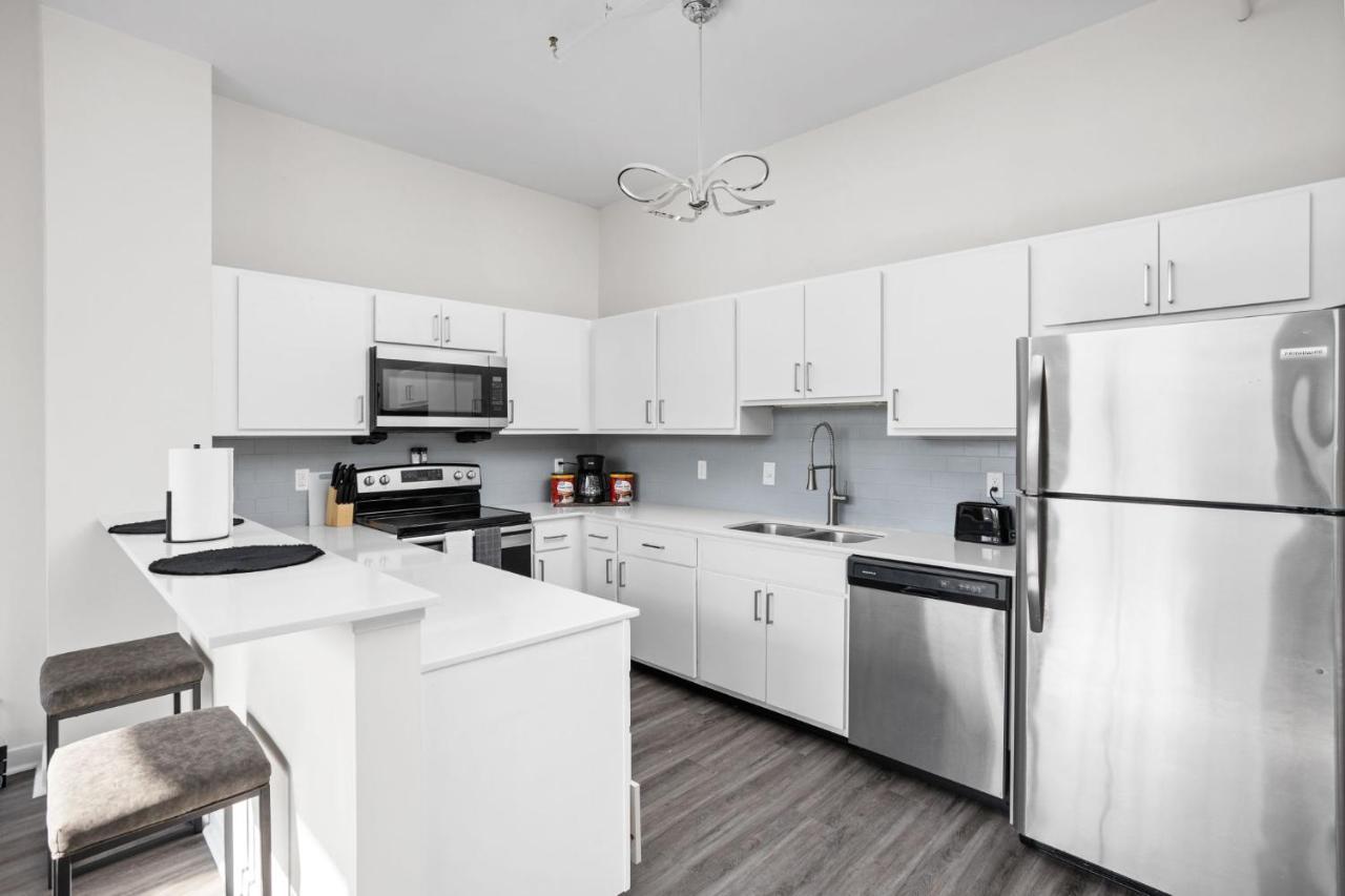 2Br 2Ba In The Block Apartment By Cozysuites インディアナポリス エクステリア 写真